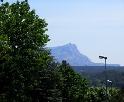 10.06.04-0001  セザンヌの町　サント・ヴィクトワール山.jpg